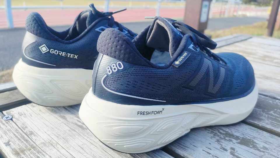 Fresh Foam 880 v15 背面図